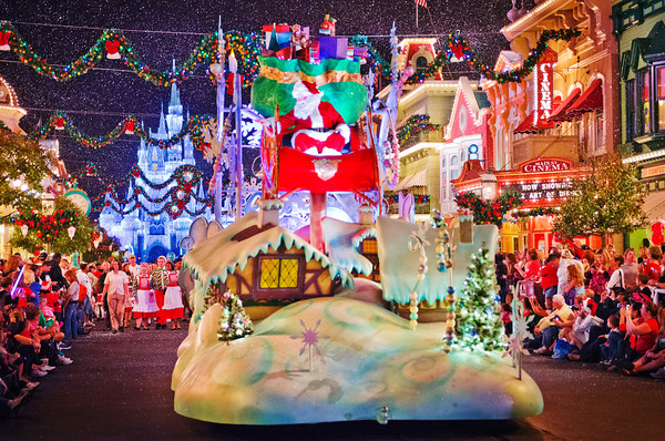 disney-christmas-parade-santa-M